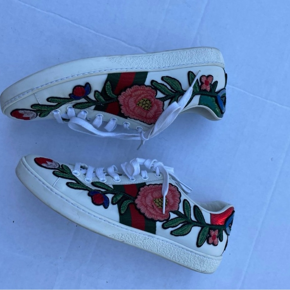 White GUCCI sneakers with embroidery flowers and bow. - Picture 4 of 8